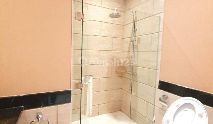 kamar mandi mewah private apartemen sudirman suites