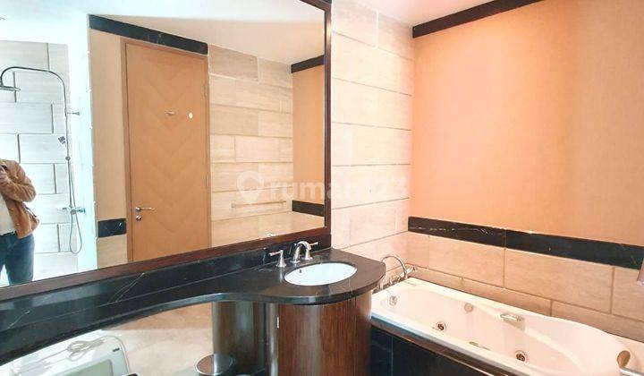 kamar mandi mewah private apartemen sudirman suites