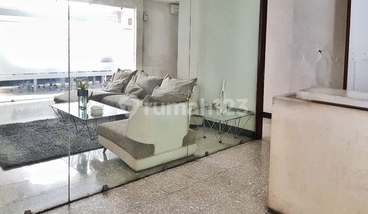 Quick Sale House Needs Minimal Strategic Renovation in Kemang, South Jakarta 2