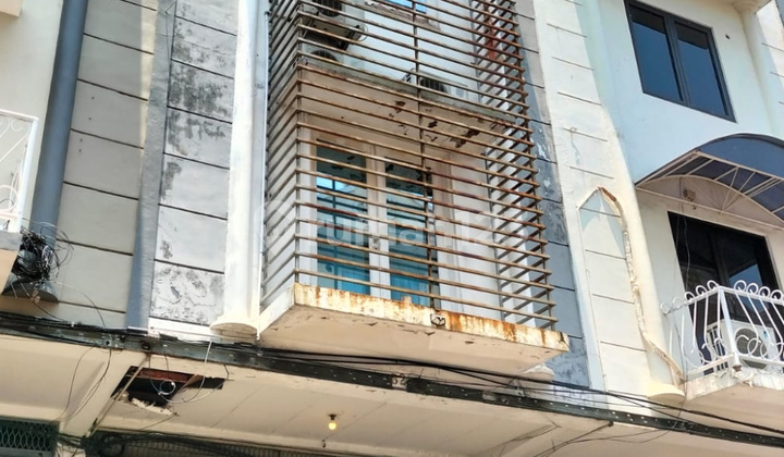 3-Story Shophouse on Klampis 21 Arief Rahman Hakim 3-Story Shophouse on Klampis 21 Arief Rahman Hakim