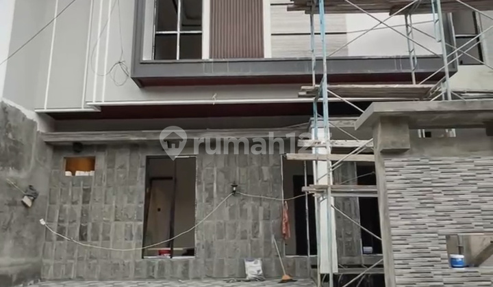 For Sale in Manyar New House Row 3 Cars Near Pakuwon City