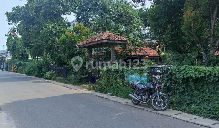 Suitable For Padel. 2500m² Land with Bonus House in Ciputat