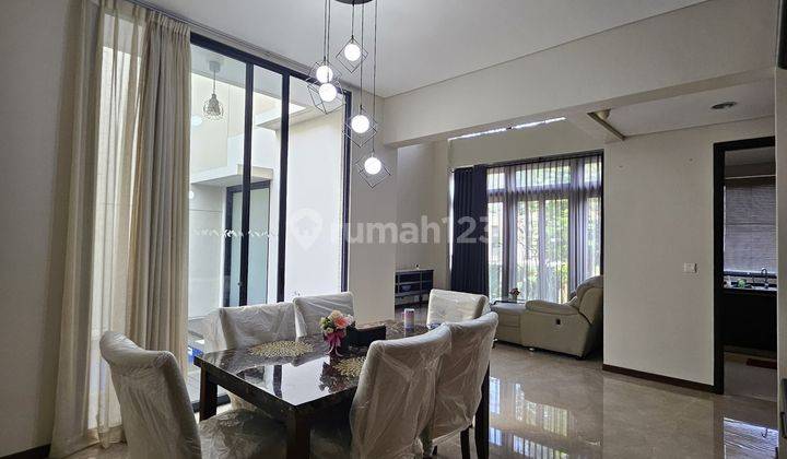 foto lainnya rumah mewah dengan kolam renang