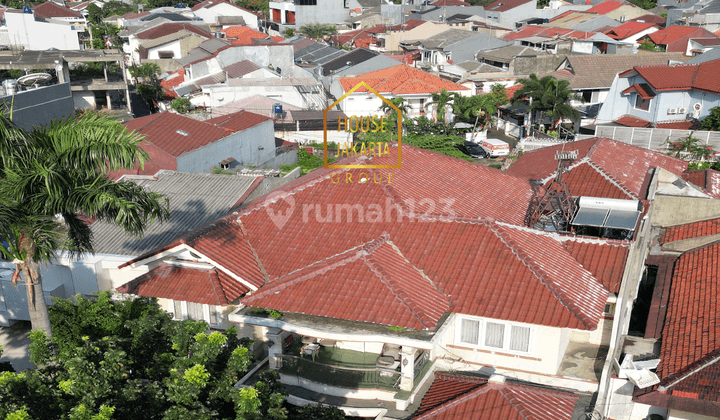 Rumah Tebet 2 Lantai Fully Furnished Ada Pool, Taman Carport Luas 2