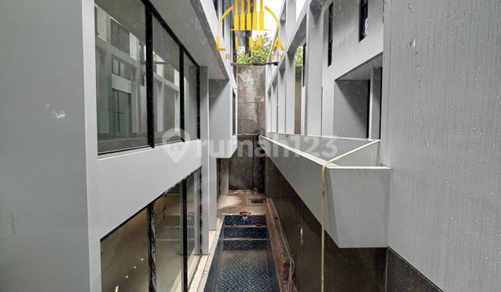 Luxury House in Simprug Within an Elite One Gate System Complex Near Senayan 2