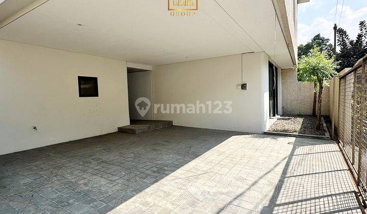 Rumah 3 Lantai Modern Minimalis Ada Carport 2