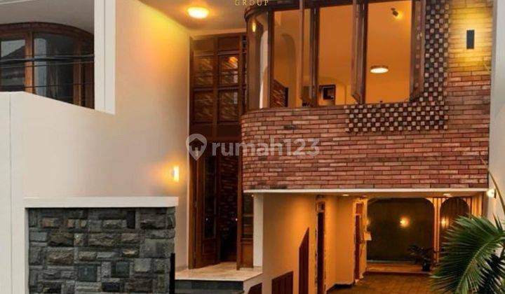 Rumah 3 Lantai Semi Furnished di Dekat Monas Menteng 1