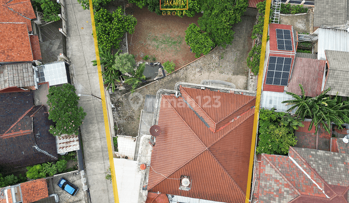 Rumah Jagakarsa di Dalam Komplek, Carport Luas 2