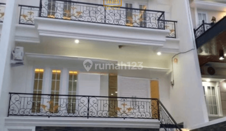 Rumah 3 Lantai Semi Furnished Townhouse One Gate System 2