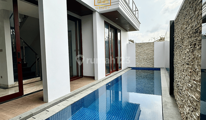 Rumah 3 Lantai Modern Minimalis Ada Pool, Garasi Carport Luas 2