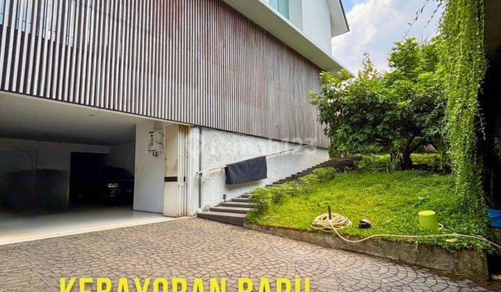 Rumah 2 Lantai Modern Tropical Taman, Garasi Carport Luas 1