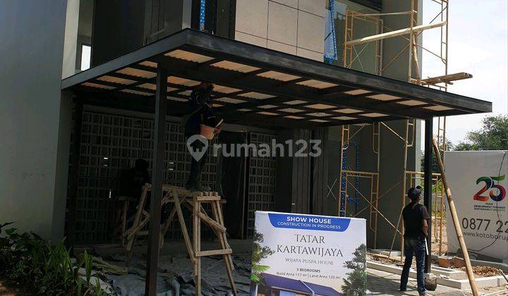 Rumah Di Jalan Utama Dekat Pusat Kota Di Perumahan Kota Baru Parahyangan 1