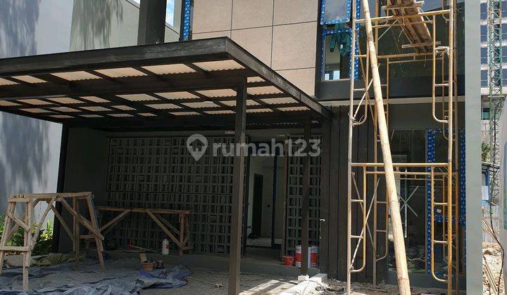 Rumah Di Jalan Utama Dekat Pusat Kota Di Perumahan Kota Baru Parahyangan 2