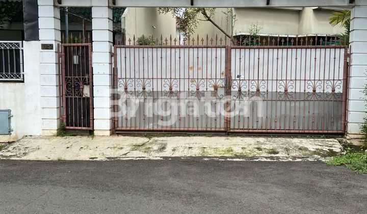 Spacious land-measured house, strategic, comfortable, close to PIM Toll Gate and MRT in Lebak Bulus, South Jakarta.