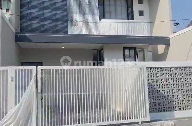 Dijual rumah baru gress di Manyar Rejo