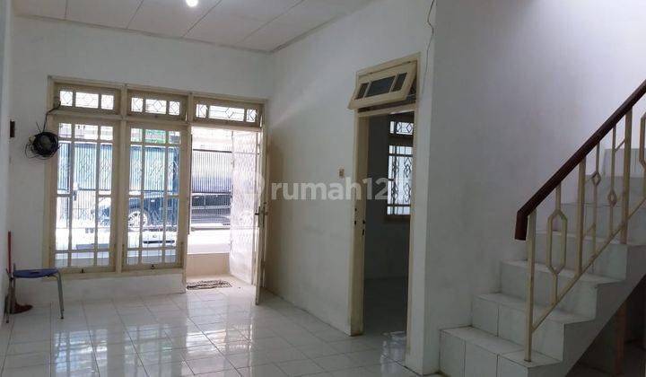 Disewakan Rumah 1,5 Lt, Rapi, Bebas Banjir, Row 2 Mobil, BCS 1