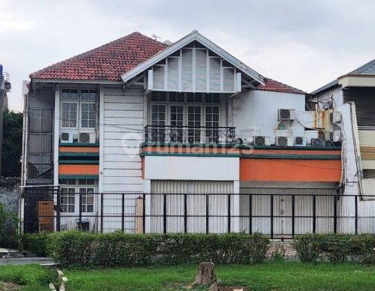 Disewakan Rumah 2 Lt Bagus Rapi, Pinggir Jalan Raya, Bisa Untuk Usaha, Strategis 1