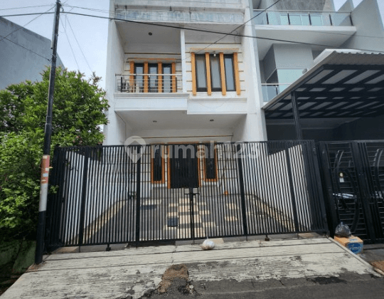 Dijual Rumah 3 Lt, Row 2 Mobil, Tdk Buntu, Strategis, Kelapa Gading 1