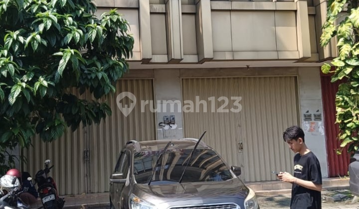 4-Storey Ruko Neat and Cool at Golf Lake