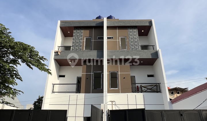 Dijual Rumah Baru 3 Lantai Bebas Banjir Lokasi di Kav Dki 1