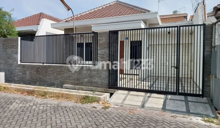 Cheapest Well-Maintained Row 3 House in Manyar Tirtoyoso