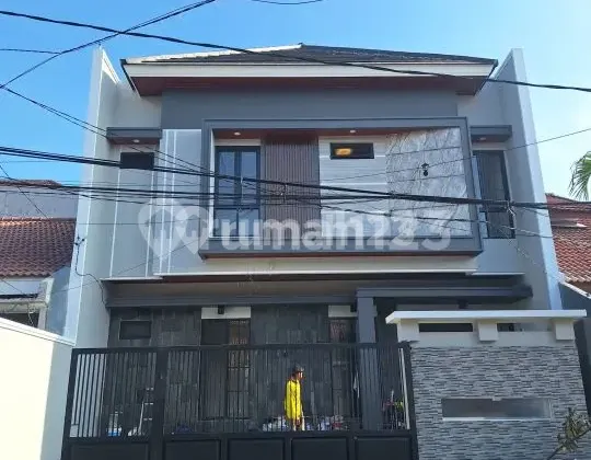 Rare! 10 Meters Wide New Gress House in Manyar Jaya Praja, Row 3 Cars 2