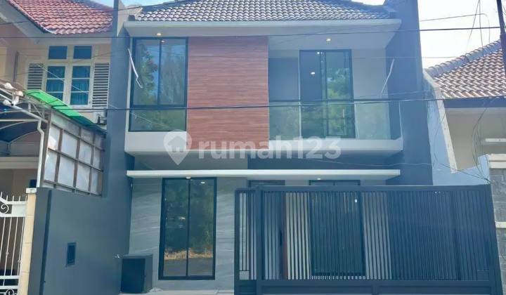 There is a New Garage, Minimalist House in Sutorejo.