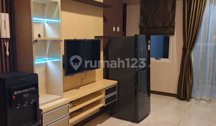 Disewakan Apartemen Royal Mediterania Garden Residence 2+1 BR Lantai Tinggi