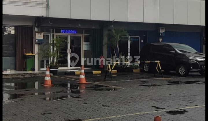 Disewakan Ruko Di Pancoran 3 Lantai 200.0 m² Unfurnished