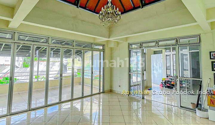 For Sale House Below Market Price Negotiable with Many Bedrooms Guarantee and Carport can fit 10 Cars Backyard Still Spacious Green Comfortable in Lebak Bulus South Jakarta