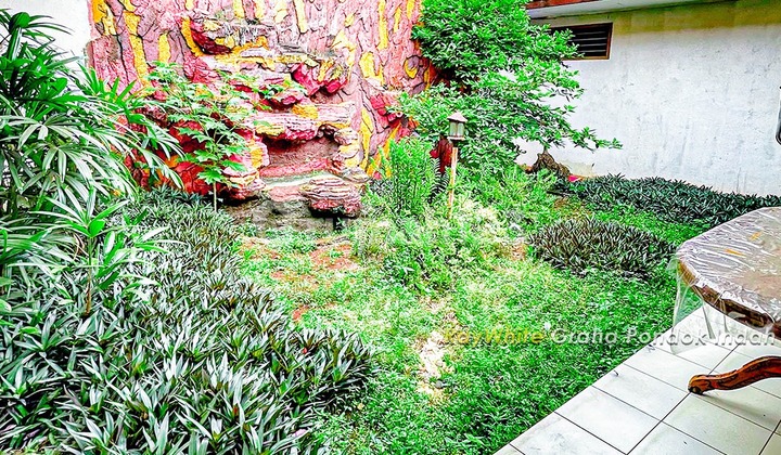 For Sale House 980 M2 Spacious with Garage and Carport Fits Many Cars Price Calculated Based on Land in Pejaten South Jakarta Access to Transport Mall Schools Offices Nearby 2