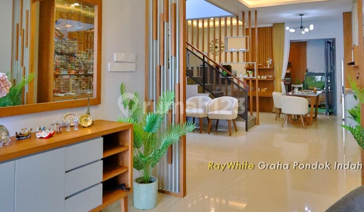 Quick Sale Negotiable Move-in Ready 2.5-Story House, Many Rooms, Good Construction, Comfortable, Secure in Pondok Indah, South Jakarta Quick Sale Negotiable Move-in Ready 2.5-Story House, Many Rooms, Good Construction, Comfortable, Secure in Pondok Indah, South Jakarta