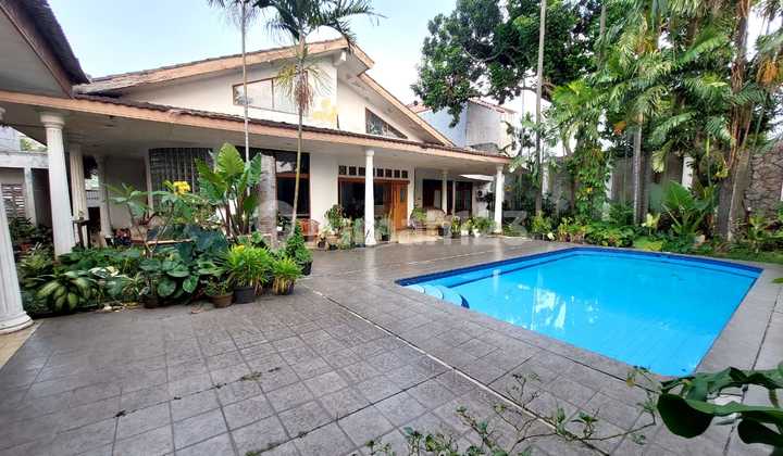 Dijual Rumah Klasik Tenang di Haji Nawi Cipete Kebayoran Baru