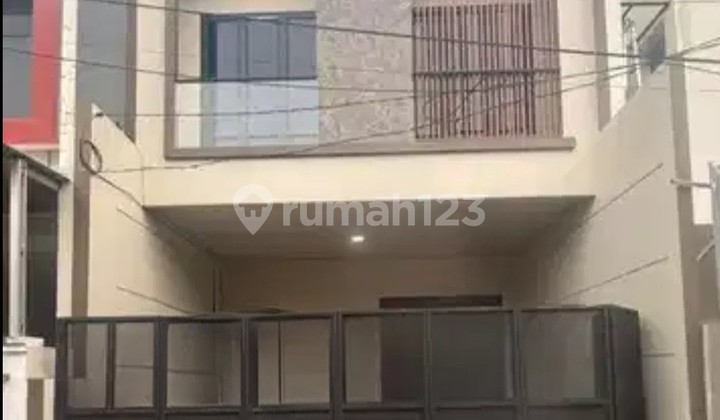 Brand New 3-Story House in Rawamangun Complex Brand New 3-Story House in Rawamangun Complex