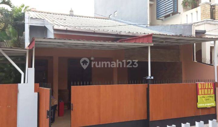 Rumah 2 Lantai Hadap Dgn 4 Kamar Tidur di Komplek Pondok Bambu 2