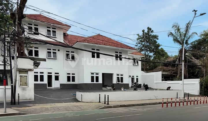 For Sale: 3-Storey Strategic Building on Wide Road in Menteng, Central Jakarta (jp/cm)