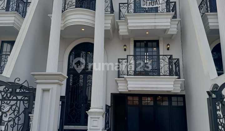 Dijual Rumah Mewah 3 Lantai Dilengkapi Kolam Renang Akses Bagus di Jagakarsa
