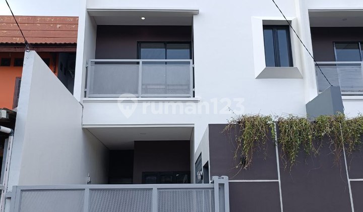 2-Story House in a Complex Ready to Live In Large Row Near Station in Ciputat 2