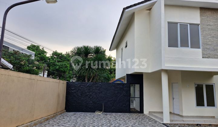 Rumah Mewah Dalam Komplek Posisi Hoek Siap Huni Dekat Pintu Tol Andara di Pangkalan Jati 2