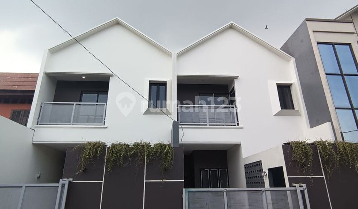 Rumah 2 Lantai Dalam Komplek Siap Huni Row Besar Dekat ke Stasiun di Ciputat