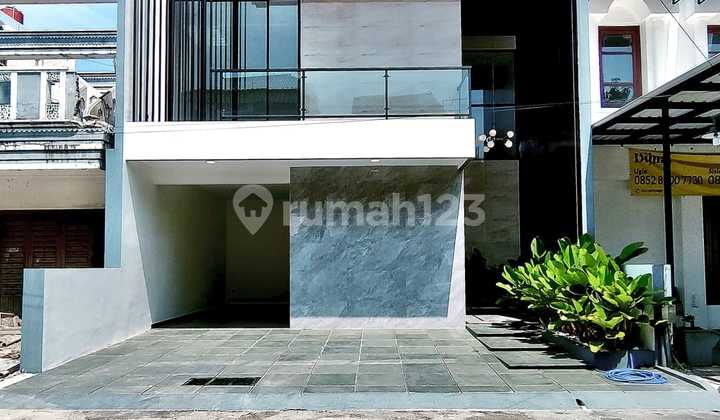 Rumah Mewah Dalam Cluster Akses Strategis Dilengkapi Rooftop Di Pejaten Barat