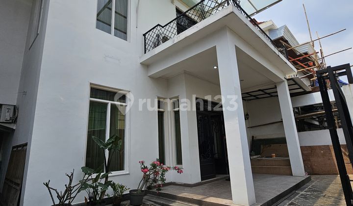 Turun Harga!!Dijual Rumah Masih Layak Huni Cocok untuk Kantordalam Komplek Taman Radio Dalamgandaria Utara, Kebayoran Baru Jakarta Selatanluas Tanah: 276M²Luas Bangunan: 300Mbangunan: 2,5 Lantaikamar Mandi: 2+1(Art)Listrik: 6600Wattgarasi & Carport: 1+1A 2