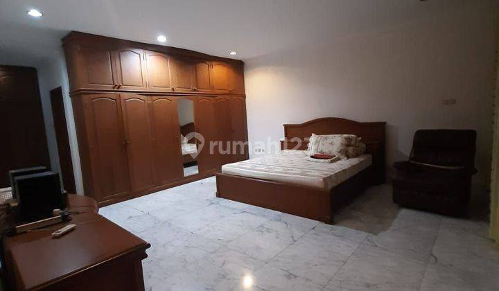 Dijual Rumah Siap Huni Di Kemang Alamat : Komp. Apartemen Taman Kemang Jaya, Jalan Kemang Selatan Viii.*hadap : Selatan**semi Furnish**shm & Imb**harga Rp.11.5m*nego Tipisnjop 11m*spesifikasi :*lt : 450 M2lb : 400 M2lantai : 2 Lantaik. Tidur 2