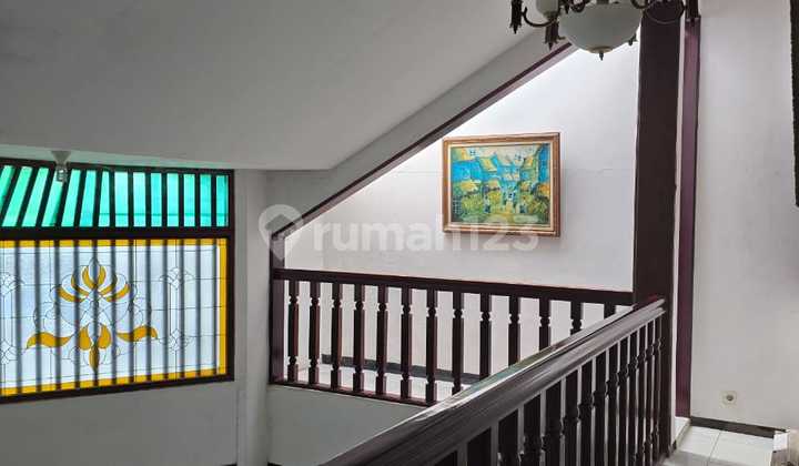For Sale Well-Maintained Old House in Cipaku Senopati, Kebayoran Baru, South Jakarta  
Land Area: 217m² (Certificate) / 230m² (Physical)  
Building Area: ±500m² (3 Floors)  
Bedrooms: 6  
Bathrooms: 6  
Electricity: 6600W  
Facing: North  
Garage: 1 car  
Carport: 1 car  
Road Width: 2.5M 2