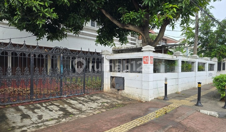 For Rent Commercial Property in Hang Tuah Area, Kebayoran Baru, South Jakarta  
Land Area: 627 m²  
Building Area: 625 m²  
2 Floors  
Bedrooms: 11  
Bathrooms: 4  
Electricity: 16,500 watts  
Well Water  
Parking for 8-10 Cars  
Price: IDR 1.5 billion/year (Negotiable)  
Minimum Lease: 1 Year  
Deposit: IDR 25 million