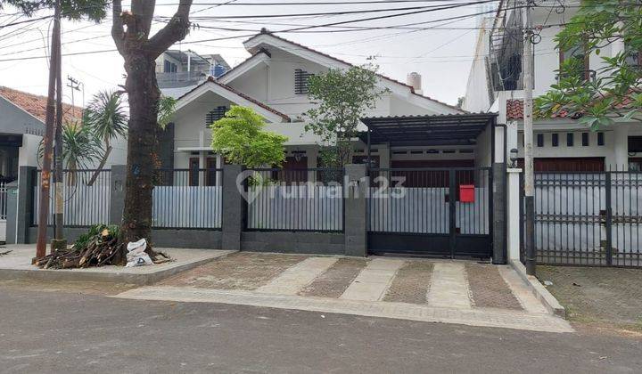 Disewa Rumah Area Pakubuwono Jl. Dempo Kebayoran Baru Jakarta Selatan Shm Luas Tanah :250 M²luas Bangunan : 200 Mkamar Tidur: 3+1 (art)kamar Mandi: 2+1 (art)taman Depan & Belakanggarasi & Carport: 1+1ruang Tamu, Keluarga Dan Ruang Makan, Dapur Kering, Dap 1