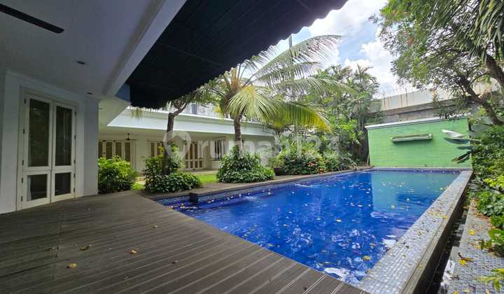 For Sale Rumah Mewah Siap Huni di Selong Senopati Kebayoran Baru Jakarta Selatan Shmluas Tanah 1.090M2 ( Fisik 1.220M2 )Luas Bangunan 670M2bangunan 2 Lantaikamar Tidur 6 Kt (2 Dibawah, 4 Diatas)Kamar Mandi 6 Kmprivate Swimming Poolpln 30000Wattair Jetpump 2