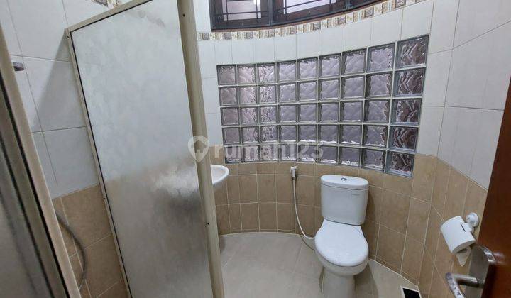 Disewa Rumah Area Pakubuwono Jl. Dempo Kebayoran Baru Jakarta Selatan Shm Luas Tanah :250 M²luas Bangunan : 200 Mkamar Tidur: 3+1 (art)kamar Mandi: 2+1 (art)taman Depan & Belakanggarasi & Carport: 1+1ruang Tamu, Keluarga Dan Ruang Makan, Dapur Kering, Dap 2