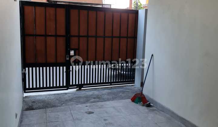 Harga Terbaru Dijual / Disewa Rumah Baru Siap Huni Dekat MRT Blok A, Cocok Usaha dan Hunian Jl. Karya Utama Gandaria Utara Kebayoran Baru Jakarta Selatanshm Luas Tanah: 60 M²Luas Bangunan :150Mkamar Tidur :2Kamar Mandi :2Km Tidur Pembantu :1Km Mandi Pemba 2