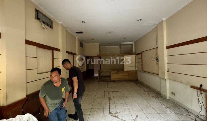 19-111
DISEWAKAN RUKO DALAM KOMPLEK STRATEGIS PREMIUM DENGAN PARKIRAN SHARING JALAN DHARMAWANGSA KEBAYORAN BARU JAKARTA SELATAN 
SHM 
Luas tanah: 68 M²
Luas bangunan: 272 M²
Dimensi lantai: 4.5 × 15
Lantai: 4
Kaamr Mandi 3 
Harga Rp.400 Juta/Tahun 2